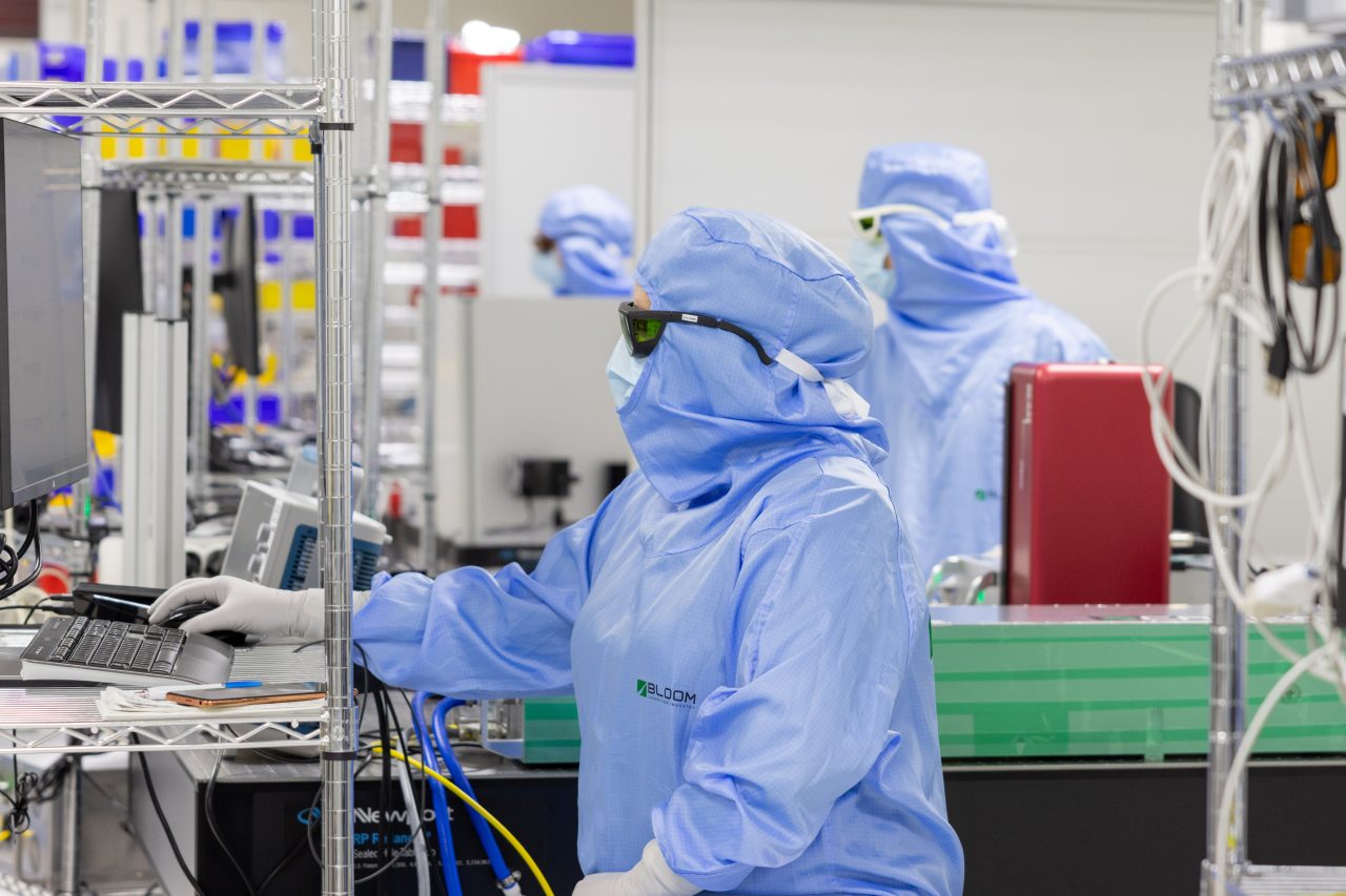 Beam quality measurement during laser manufacturing in the Bloom Lasers cleanroom